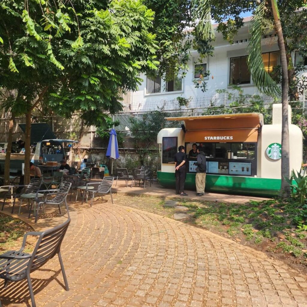 Starbucks Nhà Văn hóa Thanh Niên: kiosk nhỏ, thị trường lớn
