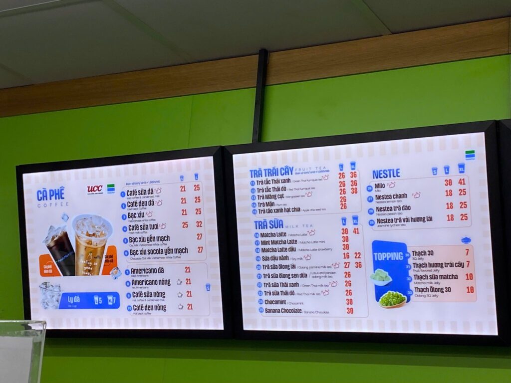 FamilyMart, GS25 bán cà phê 18K–38K: Quán bình dân bị ép ra sao?